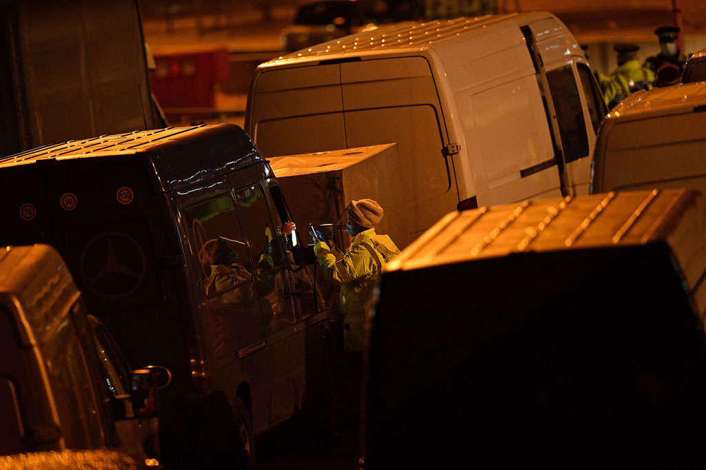 Para pengemudi truk pertama-tama akan menjalani tes sampingan covid-19, dan mereka yang mempunyai hasil positif akan menjalani tes yang lebih komprehensif dengan PCR--yang perlu waktu lebih lama hingga hasilnya keluar.