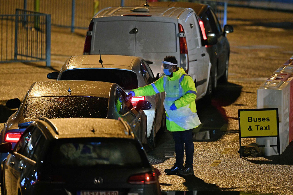 Pengemudi yang dinyatakan positif covid-19 dari hasil tes PCR akan dipindahkan ke hotel untuk isolasi.
