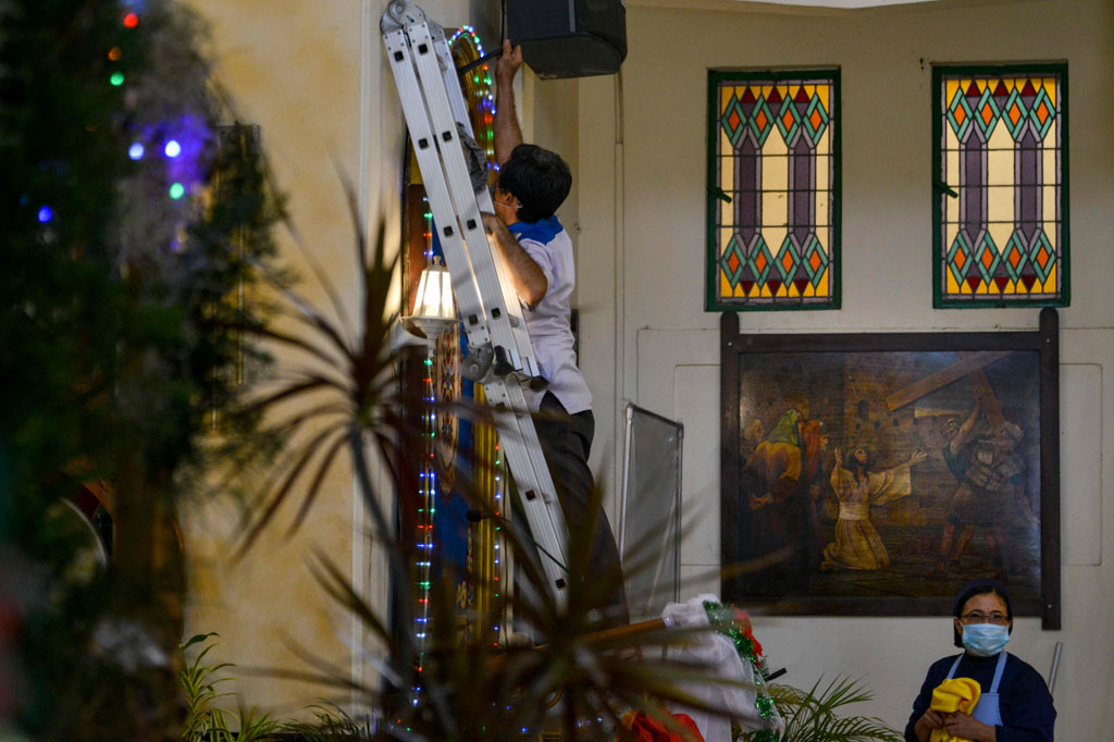 Pohon natal yang berada di halaman gereja dihias dengan pernak pernik, ornamen, lampu, serta pita. Sementara di dalam gereja warga juga menghias dengan aneka lampu dan pita warna-warni.