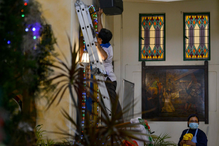Pohon natal yang berada di halaman gereja dihias dengan pernak pernik, ornamen, lampu, serta pita. Sementara di dalam gereja warga juga menghias dengan aneka lampu dan pita warna-warni.