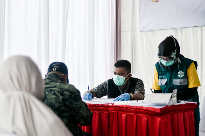 Karawang: Dinas Kesehatan dan Petugas Gabungan dari unsur TNI, Polri dan Satpol PP Provinsi Jawa Barat, menggelar Rapid Test Antigen di Rest Area KM 57, Karawang, Jawa Barat.