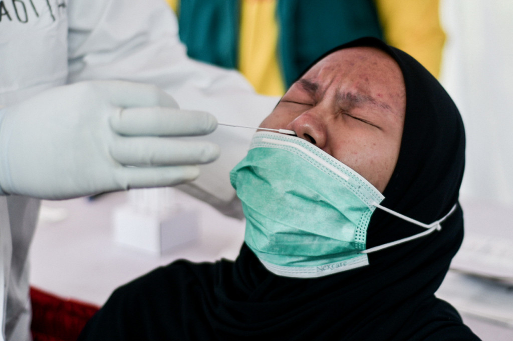 Warga yang tidak memiliki surat keterangan non reaktif Covid-19 diminta untuk melakukan Rapid Test Antigen ditempat yang sudah disediakan. Rapid Test Antigen tersebut dilakukan untuk melacak lonjakan kasus positif disaat libur Natal dan Tahun Baru 2020.