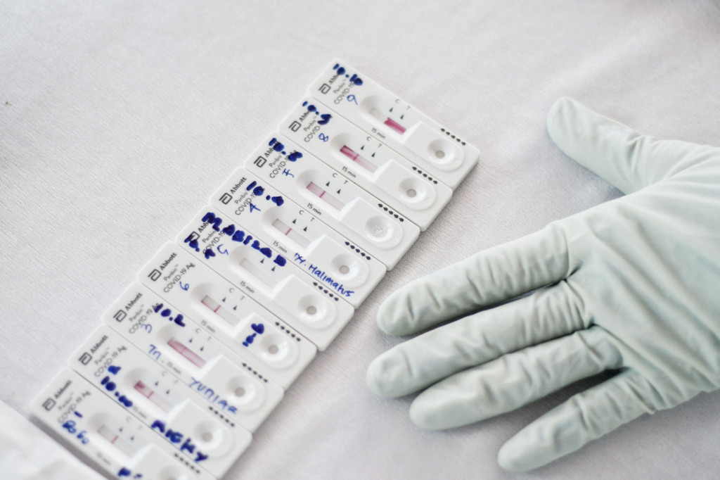 Hasil Rapid Test Antigen yang disediakan oleh Dinas Kesehatan dan Petugas Gabungan dari unsur TNI, Polri dan Satpol PP Provinsi Jawa Barat di Rest Area KM 57, Karawang, Jawa Barat