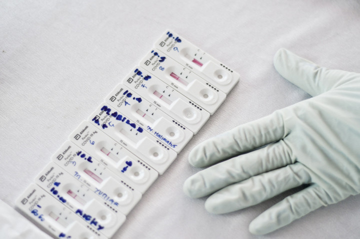 Hasil Rapid Test Antigen yang disediakan oleh Dinas Kesehatan dan Petugas Gabungan dari unsur TNI, Polri dan Satpol PP Provinsi Jawa Barat di Rest Area KM 57, Karawang, Jawa Barat