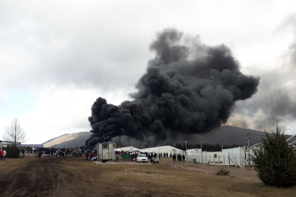 Kebakaran melanda sebuah kamp pengungsian di Bosnia pada Rabu, 23 Desember 2020, waktu setempat, sehari usai PBB mencabut izin kamp. Insiden ini memperparah krisis terhadap kamp yang menampung ribuan migran selama menghadapi musim dingin itu.
