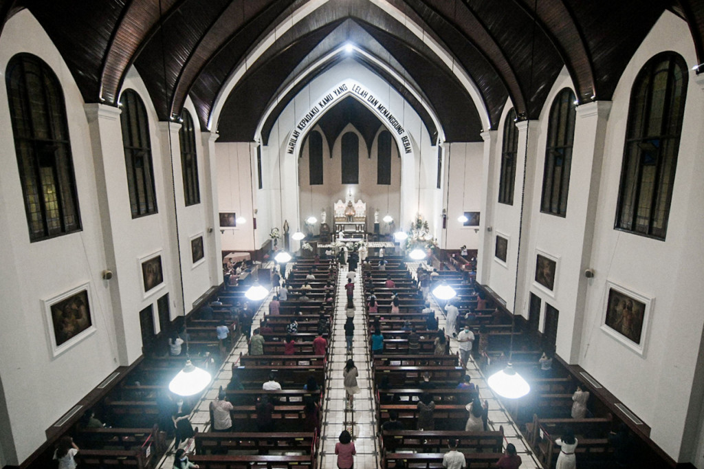 Jemaat umat kristiani melaksanakan misa malam natal di Gereja Katedral Santo Petrus Bandung, Jawa Barat.