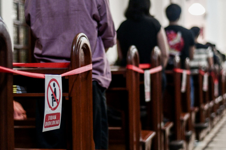 Pelaksanaan malam misa natal di tengah pandemi covid-19 tersebut dilakukan dengan menerapkan protokol kesehatan ketat.