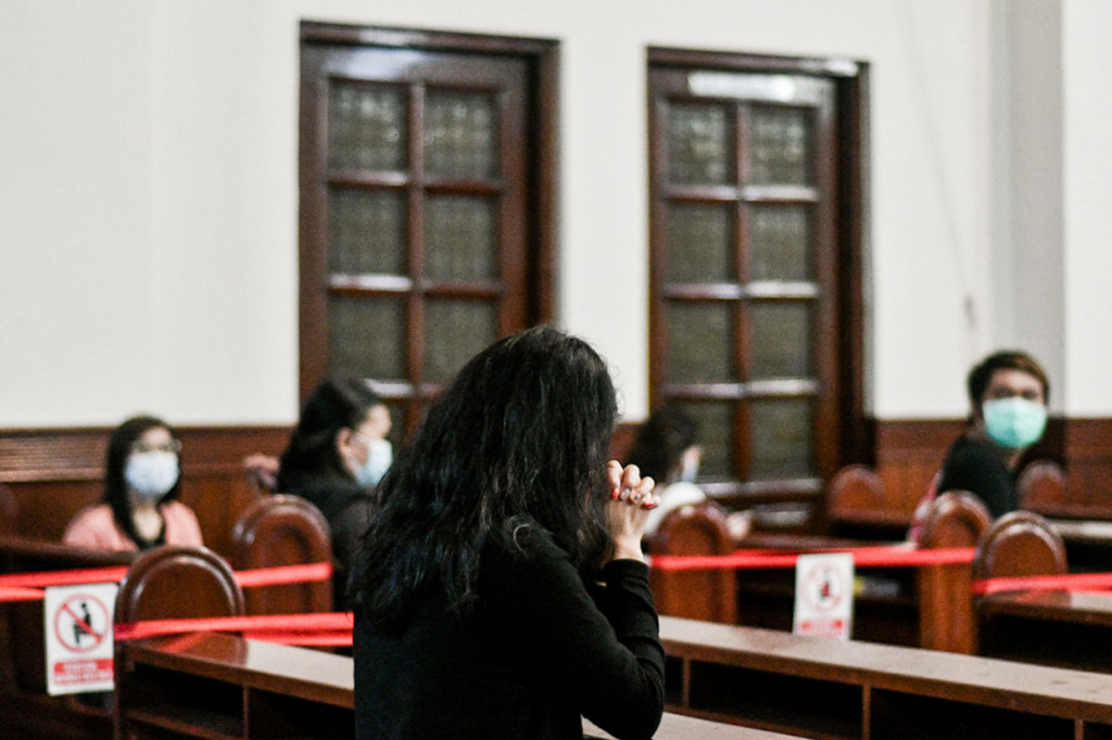 Seperti melakukan pengecekan suhu tubuh, penggunaan masker, menjaga jarak serta pembatasan jemaat guna mencegah penyebaran virus covid-19 di lingkungan gereja. 