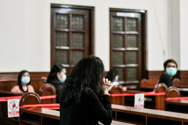 Seperti melakukan pengecekan suhu tubuh, penggunaan masker, menjaga jarak serta pembatasan jemaat guna mencegah penyebaran virus covid-19 di lingkungan gereja. 