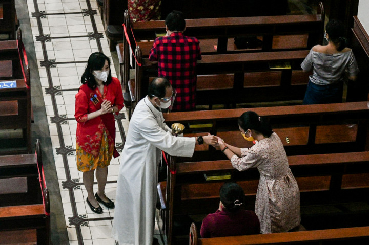 Ketua Seksi Komsos Gereja Katedral, Ceacilia Amanda mengatakan, jemaat masih bisa melakukan malam Misa secara daring di rumah masing-masing. Pihaknya telah menyiapkan akun media sosial untuk para jemaat.