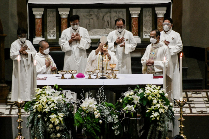 Sementara itu, bagi masyarakat dari luar Kota Bandung, panitia mewajibkan untuk menunjukkan hasil tes rapid antigen. Jika tidak dapat menunjukkan, panitia tidak mengizinkan jemaat masuk ke dalam gereja.