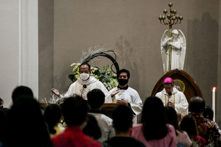 Jemaat umat kristiani melaksanakan misa malam natal di Gereja Katedral Santo Petrus Bandung, Jawa Barat.