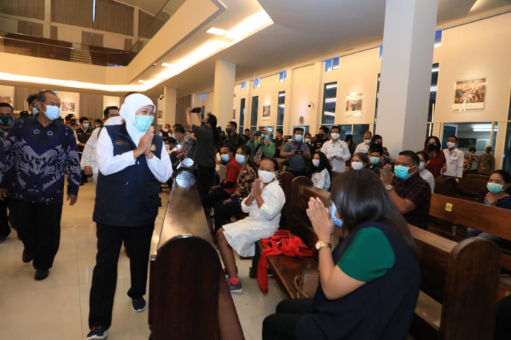 Selain mengucapkan natal, gubernur juga mengajak umat untuk turut menjaga kondusifitas dan selalu taat melakukan protokol kesehatan di tengah pandemi Covid-19.