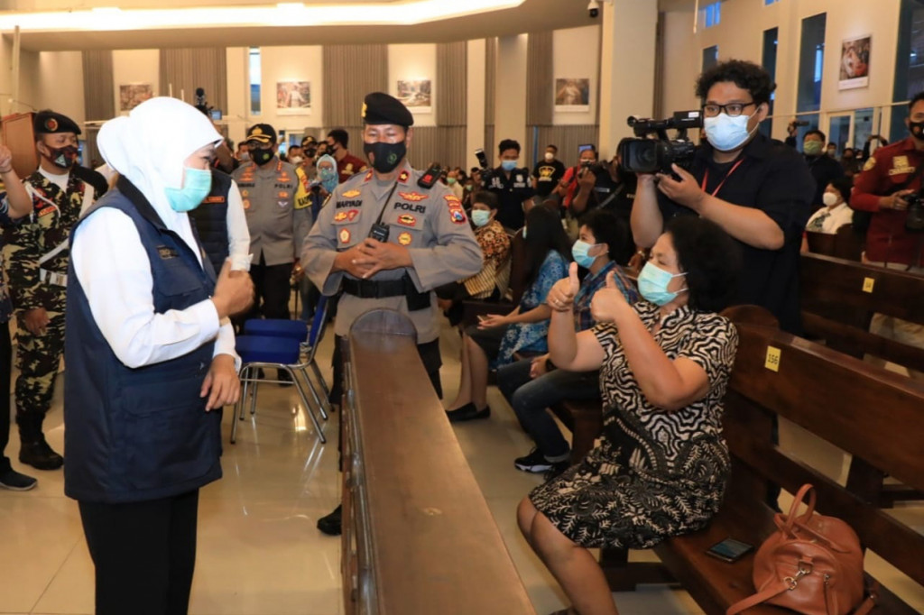 Gubernur Jawa Timur Khofifah Indar Parawansa bersama segenap anggota Forum Komunikasi Pimpinan Daerah (Forkopimda) bersama Wagub Jatim Emil Dardak, Pangdam V Brawijaya Mayjen TNI Suharyanto dan Kapolda Jatim Irjen Pol Nico Afinta mengunjungi Gereja Katolik Santa Maria Annuntiata, Sidoarjo.