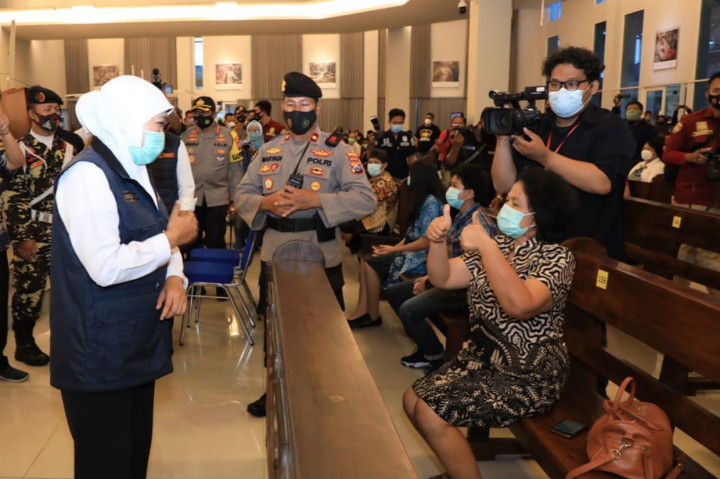 Gubernur Jawa Timur Khofifah Indar Parawansa bersama segenap anggota Forum Komunikasi Pimpinan Daerah (Forkopimda) bersama Wagub Jatim Emil Dardak, Pangdam V Brawijaya Mayjen TNI Suharyanto dan Kapolda Jatim Irjen Pol Nico Afinta mengunjungi Gereja Katolik Santa Maria Annuntiata, Sidoarjo.