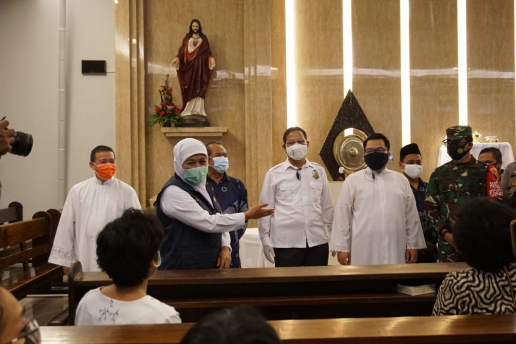 Kedatangan rombongan Forkopimda Pemprov Jatim yang disambut sejumlah pastor tersebut untuk melihat kesiapan pengamanan dan jalannya misa natal di gereja.
