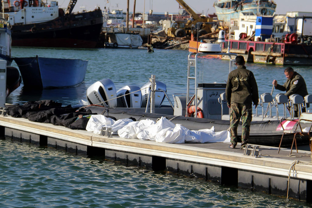 Khaled Hayouni, juru bicara kementerian dalam negeri mengatakan, kapal yang membawa puluhan imigran itu sedang menuju ke Italia dari distrik Sidi Mansour di Sfax ketika tenggelam.