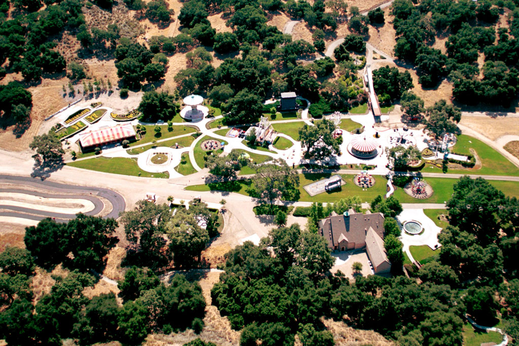 Neverland Ranch milik Michael Jackson di California telah dijual kepada miliarder AS Ron Burkle, dilaporkan dengan harga diskon tajam sekitar USD22 juta (setera Rp312 miliar).