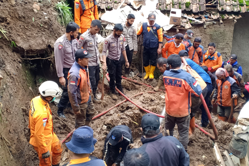 Petugas gabungan dari Basarnas, BPBD, kepolisian, TNI dibantu relawan serta warga melakukan pencarian terhadap korban yang tertimbun tanah longsor di Kampung Lebak Cihideung Desa Jayagiri, Kecamatan Lembang, Kabupaten Bandung Barat, Jumat, 25 Desember 2020.