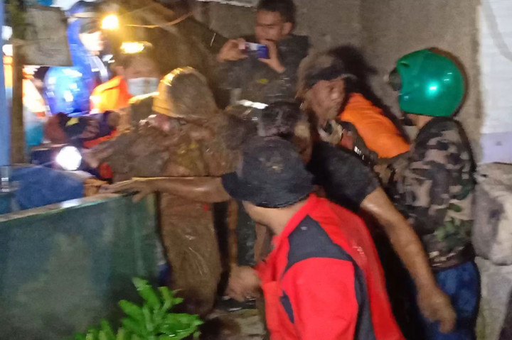 Longsor mengikis tebing setinggi 10 meter terjadi pada Kamis, 24 Desember 2020 sekitar pukul 20.00 WIB menghancurkan rumah serta menimbun empat orang penghuninya. Tiga orang berhasil dievakuasi dengan selamat, sementara satu lainnya yang merupakan kepala keluarga masih dalam pencarian.