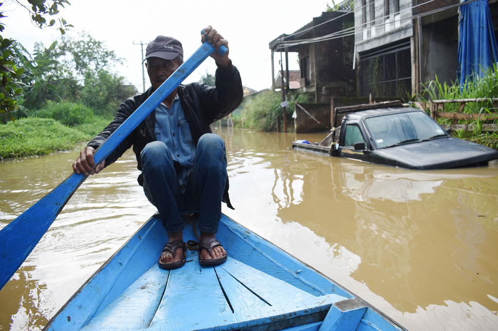 Hujan deras yang melanda Bandung Raya sejak Kamis, 24 Desember 2020 sore hingga malam hari menyebabkan 7.364 rumah di Dayeuhkolot dan Baleendah terendam banjir akibat luapan Sungai Citarum dengan ketinggan 30 hingga 150 sentimeter.