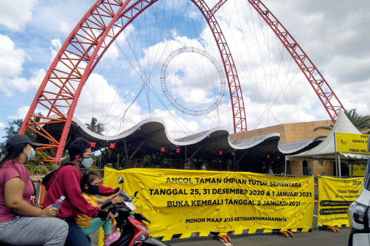 Suasana gerbang Taman Impian Jaya Ancol yang tidak beroperasi guna mengantisipasi penyebaran covid-19, Jakarta, Jumat, 25 Desember 2020.