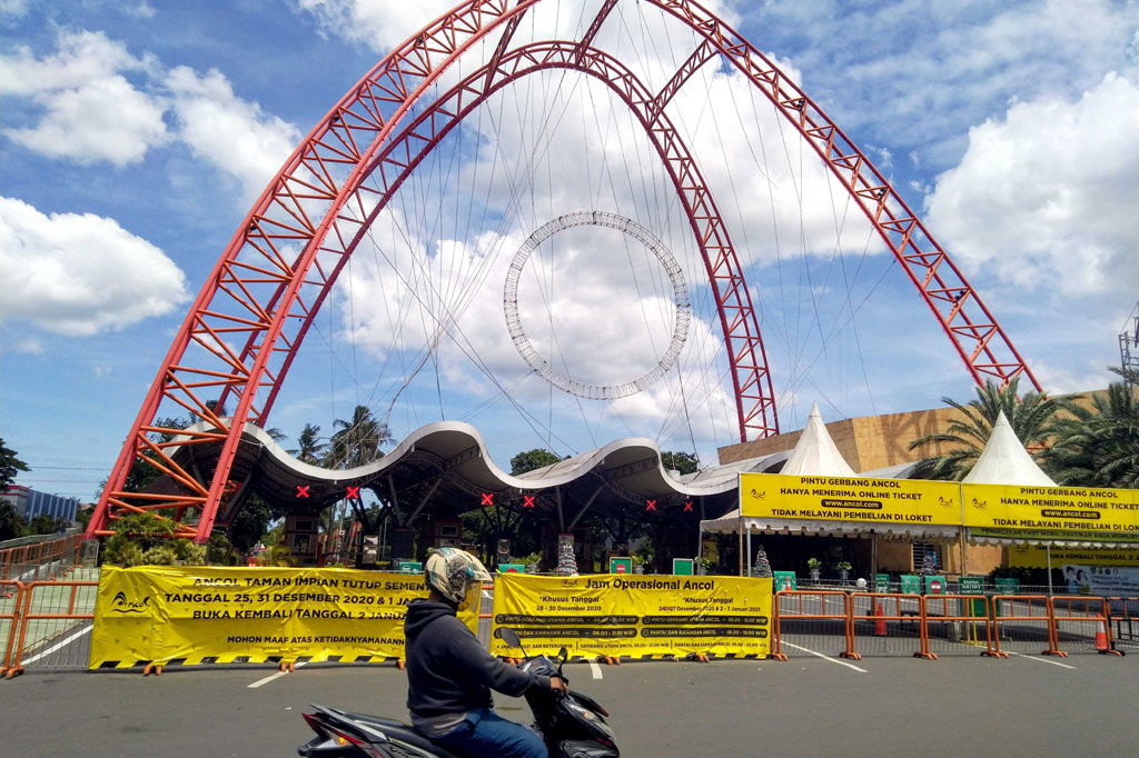 Manajemen Taman Impian Jaya Ancol Jakarta menutup layanan bagi pengunjung saat libur Natal 2020 dan Tahun Baru 2021 guna menghindari kerumunan pada masa pandemi.
