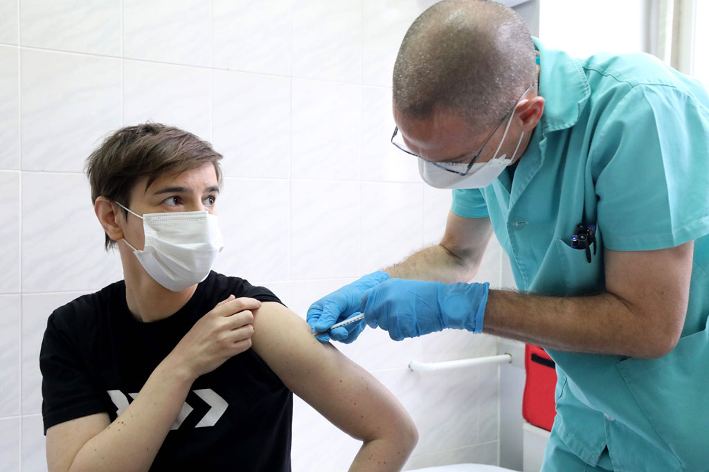 Beberapa dokter dan pejabat tinggi lainnya juga menerima suntikan Pfizer-BioNTech, yang selanjutnya akan disalurkan ke panti jompo di negara bagian Balkan, salah satu yang pertama di Eropa yang memulai vaksinasi.