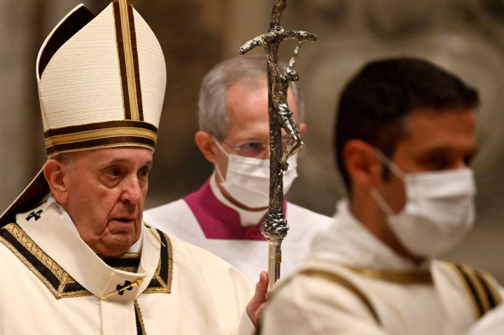 Paus Fransiskus merayakan Misa Malam Natal secara sederhana di tengah pandemi virus korona. Paus Fransiskus mengatakan, orang harus merasa berkewajiban untuk membantu yang membutuhkan karena Yesus sendiri terlahir sebagai orang buangan yang miskin.
