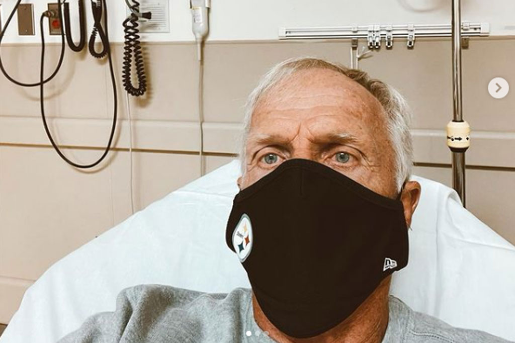 Juara golf Australia Greg Norman mengatakan pada Jumat, 25 Desember 2020 bahwa dia telah dirawat di rumah sakit dengan gejala Covid-19. Dia memposting fotonya di Instagram saat di ranjang rumah sakit.