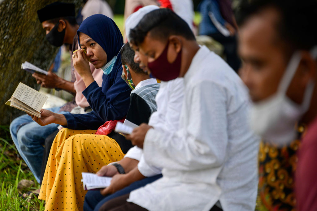 Warga dari berbagai suku dan agama melakukan ziarah kubur ke kuburan massal korban tsunami untuk tabur bunga dan mendoakan keluarganya yang menjadi korban. Peringatan juga diisi dengan tausyiah dan menyantuni anak yatim dengan tetap menerapkan protokol kesehatan.