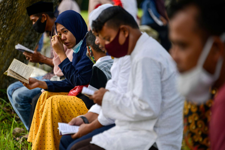 Warga dari berbagai suku dan agama melakukan ziarah kubur ke kuburan massal korban tsunami untuk tabur bunga dan mendoakan keluarganya yang menjadi korban. Peringatan juga diisi dengan tausyiah dan menyantuni anak yatim dengan tetap menerapkan protokol kesehatan.