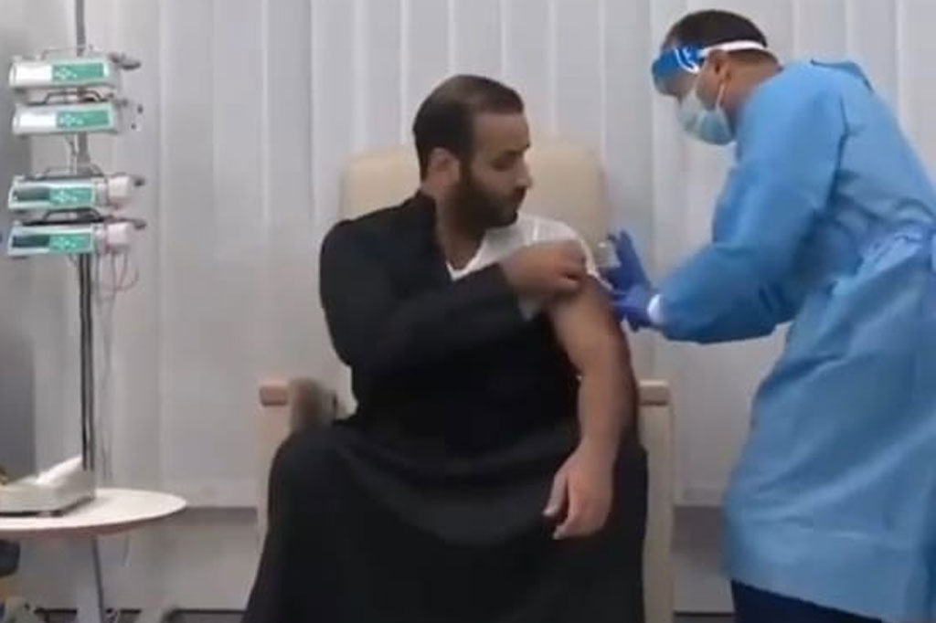 Putra Mahkota Arab Saudi Mohammed bin Salman telah menerima dosis pertama vaksin covid-19 di Riyadh pada Jumat, 25 Desember 2020. Hal ini sebagai bagian dari rencana vaksinasi covid-19 nasional yang dilaksanakan oleh kementerian kesehatan.