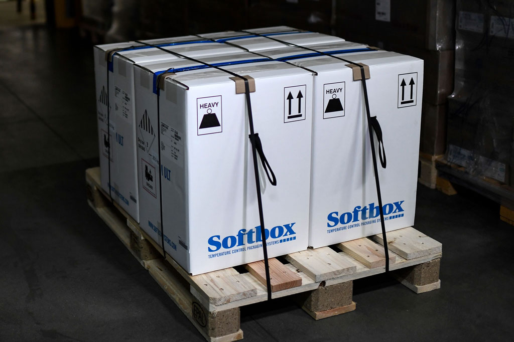 Dosis pertama vaksin virus korona dari Pfizer-BioNTech Prancis telah dikirim ke apotek pusat  rumah sakit Paris pada Sabtu, 26 Desember 2020.