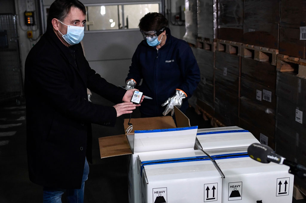 Sebuah truk berpendingin membawa sekitar 19.500 dosis dari pabrik Pfizer di Puurs, timur laut Belgia, ke Paris, kata otoritas rumah sakit APHP di ibu kota. Kepala apotek Franck Huet menyebutnya hal itu sebagai momen bersejarah dalam pandemi.