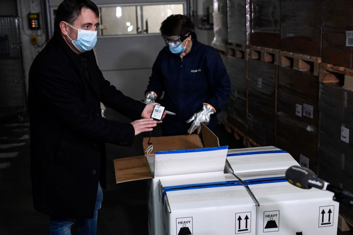 Sebuah truk berpendingin membawa sekitar 19.500 dosis dari pabrik Pfizer di Puurs, timur laut Belgia, ke Paris, kata otoritas rumah sakit APHP di ibu kota. Kepala apotek Franck Huet menyebutnya hal itu sebagai momen bersejarah dalam pandemi.