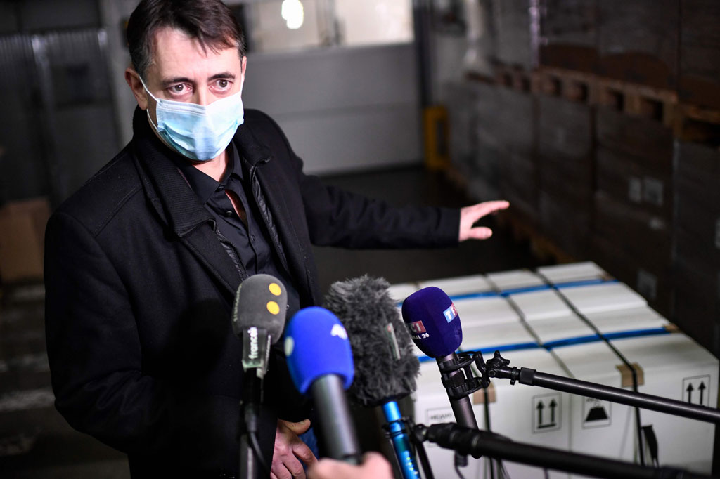 Setelah lebih dari 62.000 kematian akibat covid-19 di Prancis, vaksin akan dimulai untuk orang-orang di dua panti jompo pada hari Minggu, 27 Desember 2020, pada hari yang sama di Uni Eropa lainnya untuk memulai vaksinasi.