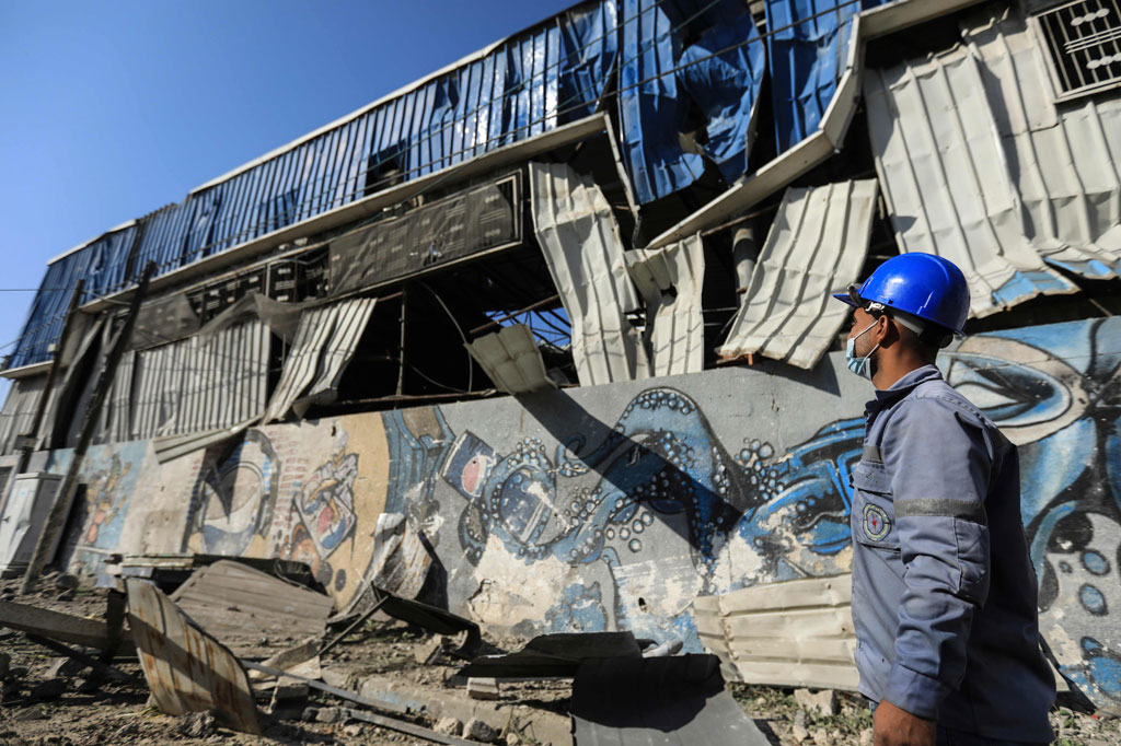 Seorang pria Palestina memeriksa kerusakan yang disebabkan oleh serangan udara Israel di Kota Gaza, pada Sabtu, 26 Desember 2020. 