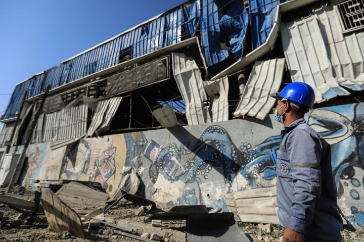 Seorang pria Palestina memeriksa kerusakan yang disebabkan oleh serangan udara Israel di Kota Gaza, pada Sabtu, 26 Desember 2020. 