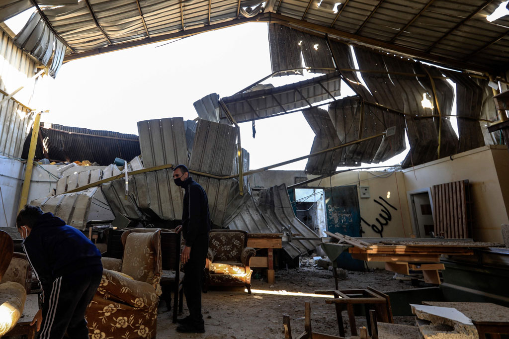 Israel menargetkan sejumlah lokasi di Gaza setelah militan Palestina menembakkan roket ke selatan negara itu sehari sebelumnya. 