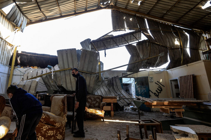 Israel menargetkan sejumlah lokasi di Gaza setelah militan Palestina menembakkan roket ke selatan negara itu sehari sebelumnya. 