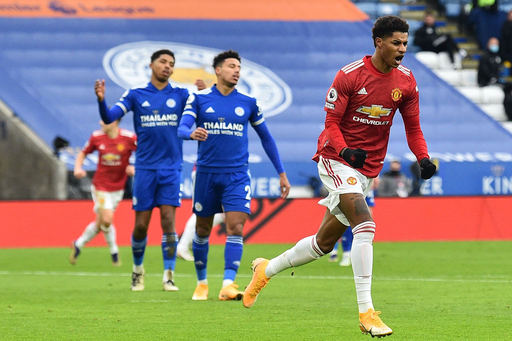 Marcus Rashford melakukan selebrasi setelah membawa timnya unggul terlebih dahulu.