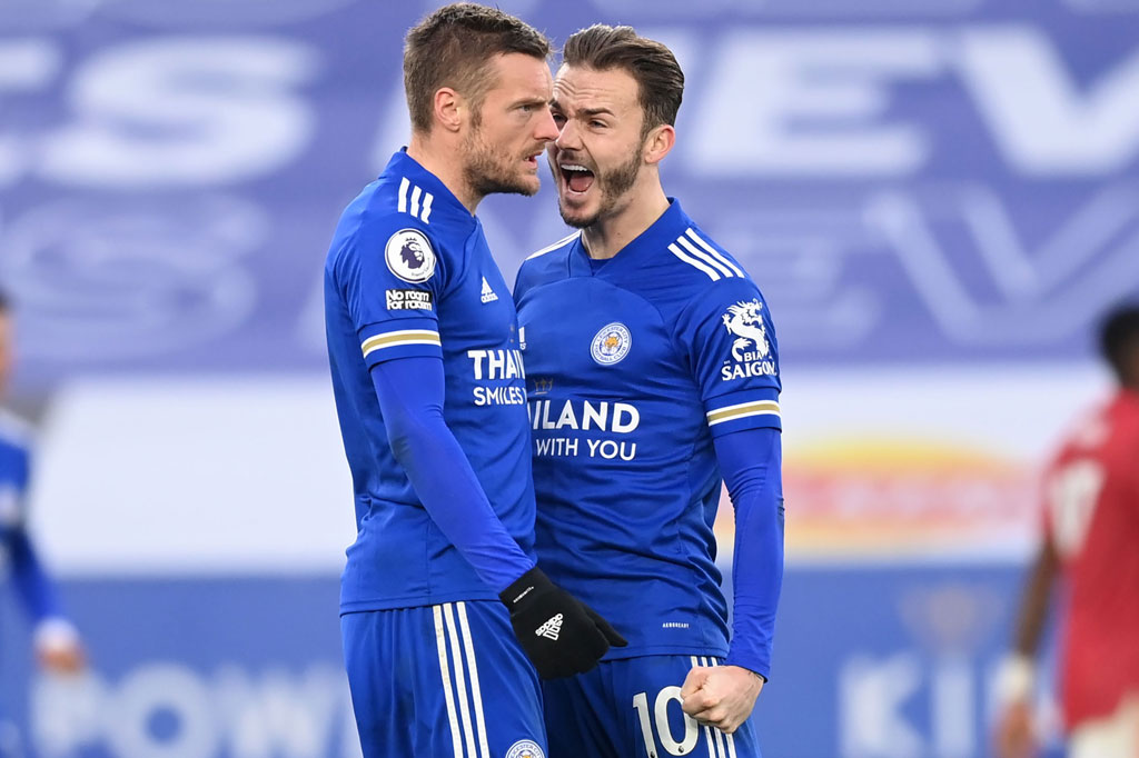 Jamie Vardy (kiri) melakukan selebrasi bersama James Maddison usai menjebol gawang David de Gea.