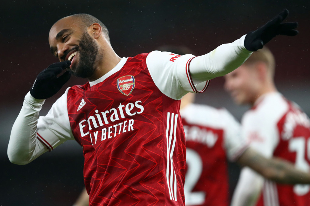 Alexandre Lacazette melakukan selebrasi usai mencetak gol ke gawang Chelsea. AFP Photo/Juian Finney