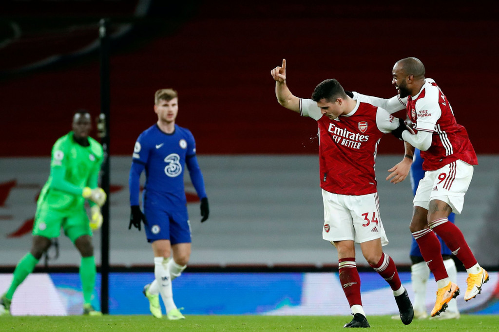 Granit Xhaka melakukan selebrasi usai mencetak gol ke gawang Chelsea. AFP Photo/Andrew Boyers