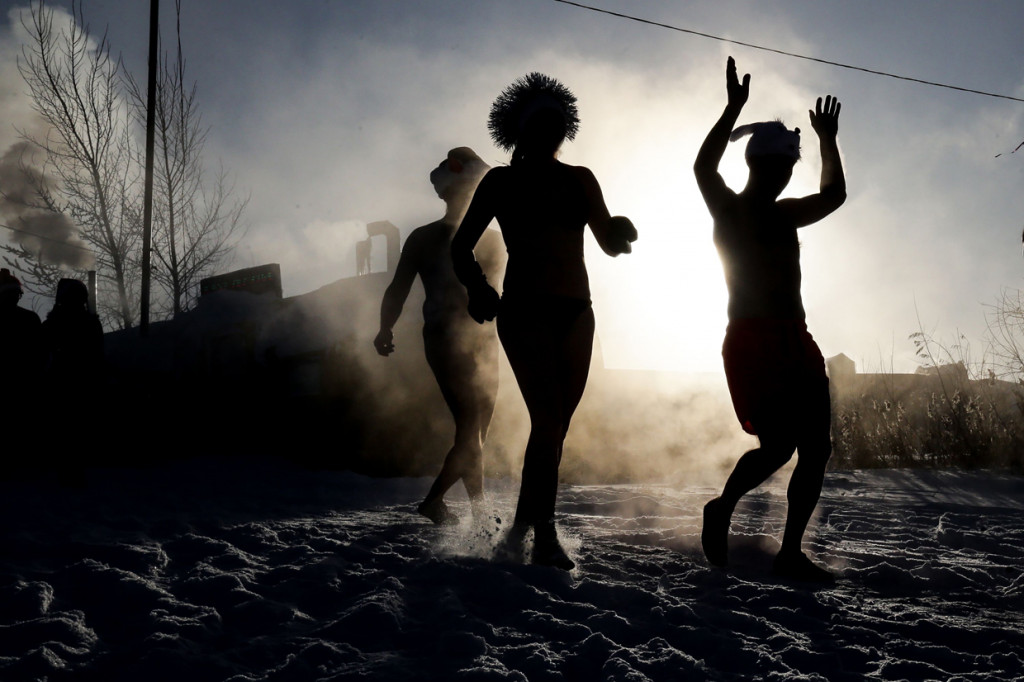 Saat musim dingin datang, warga di Rusia justru berbondong-bondong berenang di air sedingin es.