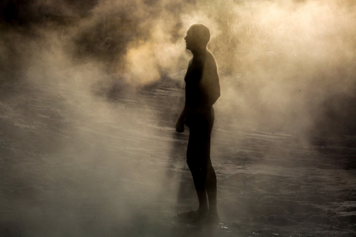 Warga Rusia memiliki kepercayaan berenang di air dingin saat musim dingin tiba karena diyakini baik untuk kesehatan. Musim dingin di sambut suka cita warga Rusia meski di tengah pandemi Covid-19.