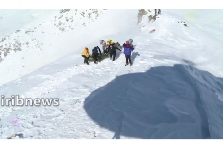 Sedikitnya 10 pendaki tewas dan beberapa lainnya hilang di pegunungan di utara ibu kota Iran, Teheran, setelah badai salju pada Sabtu, 26 Desember 2020, waktu setempat. 