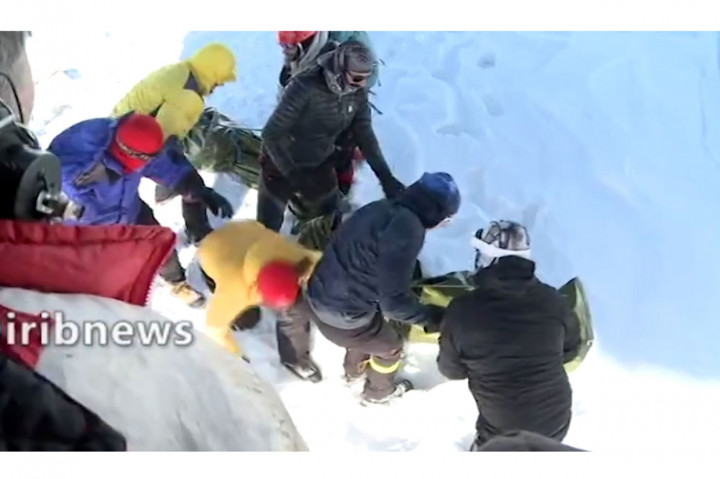 Hujan salju lebat dan angin kencang di beberapa bagian Iran dalam beberapa hari belakangan telah menutup banyak jalan dan mengganggu lalu lintas.
