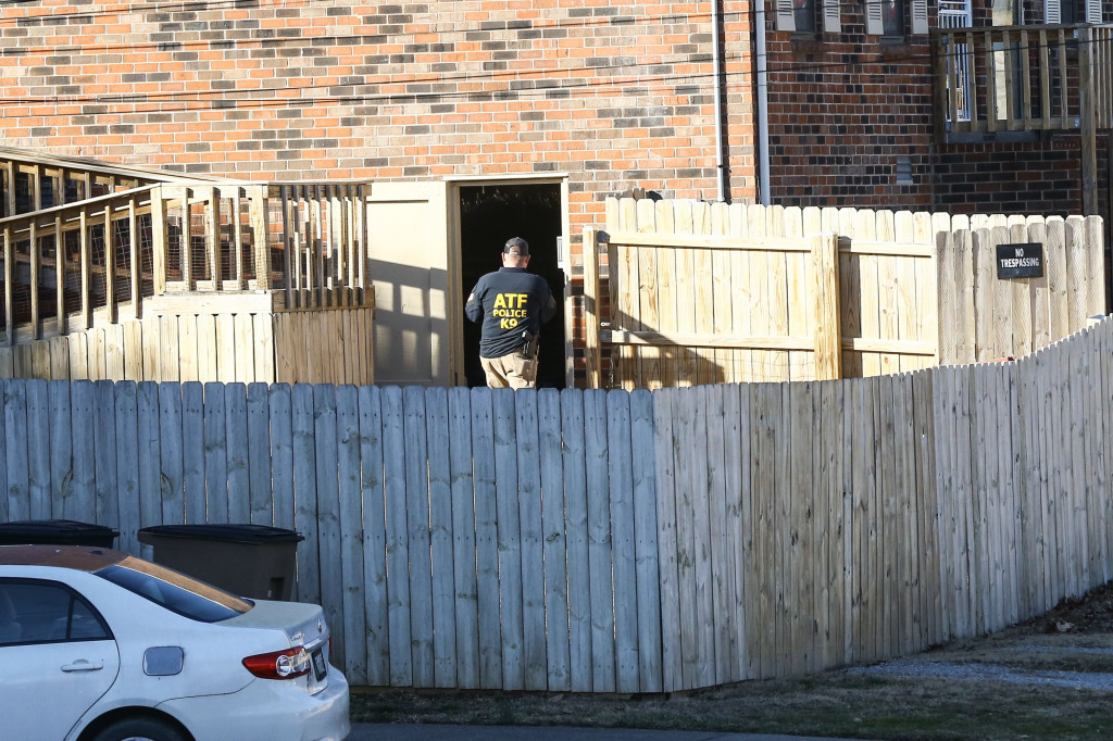 Polisi menggeledah sebuah rumah di daerah Nashville, AS.